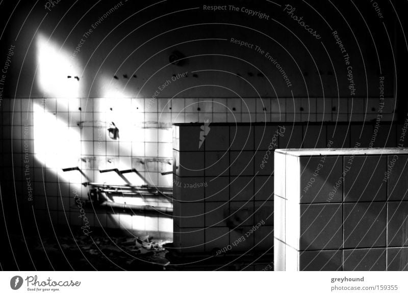 wall diamonds Fliesen u. Kacheln Licht dunkel Bad Installationen Einsamkeit Fleck Lichtfleck Lichteinfall verfallen Schwarzweißfoto