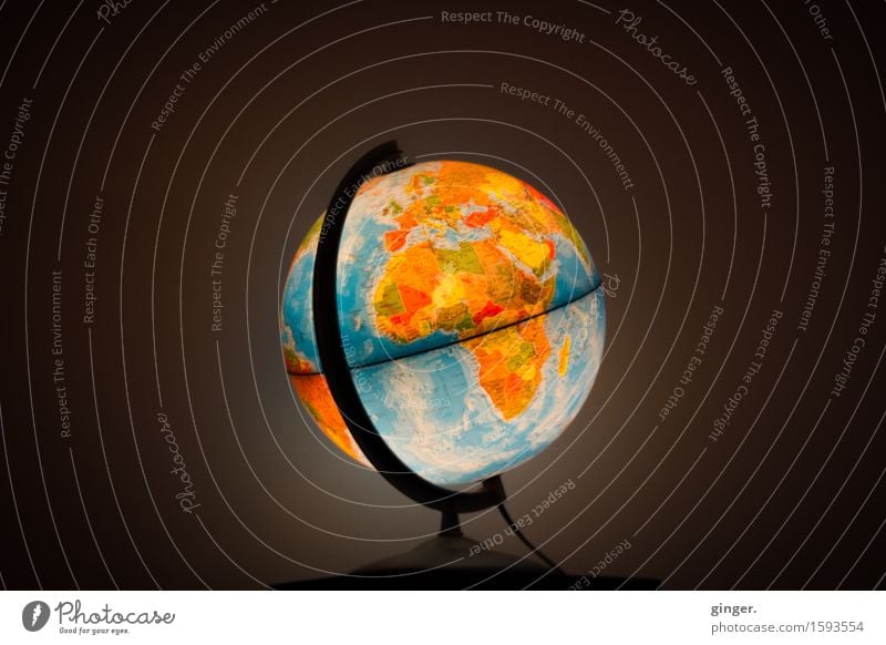 700 | Doch wir haben nur diese eine Welt Erde mehrfarbig Globus Planet rund drehen Äquator Meinung axial Dinge leuchten leuchtende Farben dunkel Beleuchtung