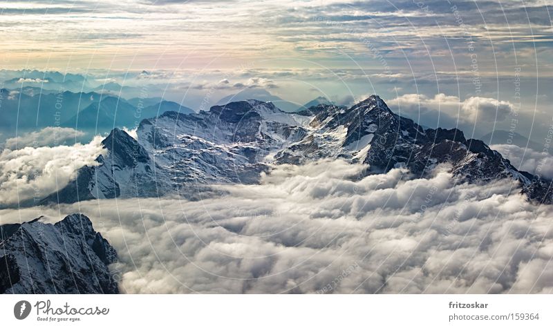 zwischen Himmel und Erde Zugspitze Berge u. Gebirge Insbruck Wolken Wolkenmeer Schnee Gipfel Schichtarbeit dramatisch Wetter Teppich Seilbahn Wolkenfeld