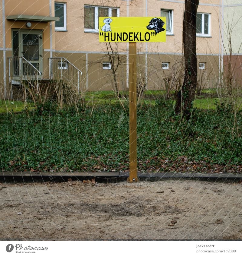 Unser neues Hundeklo Marzahn-Hellersdorf Fassade Zeichen Hinweisschild Warnschild dreckig Ekel hässlich Sauberkeit Reinlichkeit Gesellschaft (Soziologie)