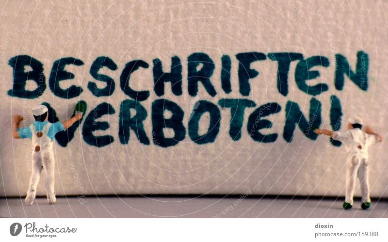 Beschriften verboten! Anstreicher Gemälde streichen Wand Farbe Pinsel Schriftzeichen Verbote Buchstaben Graffiti Hinweisschild Warnhinweis Miniatur klein