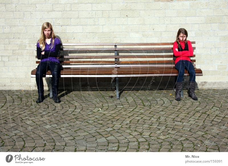 geschwisterliebe Schwester Geschwister Mädchen Lücke Konflikt & Streit beleidigt Frustration Schlechte Laune stur Ärger Freundschaft Kind Wut Langeweile Bank