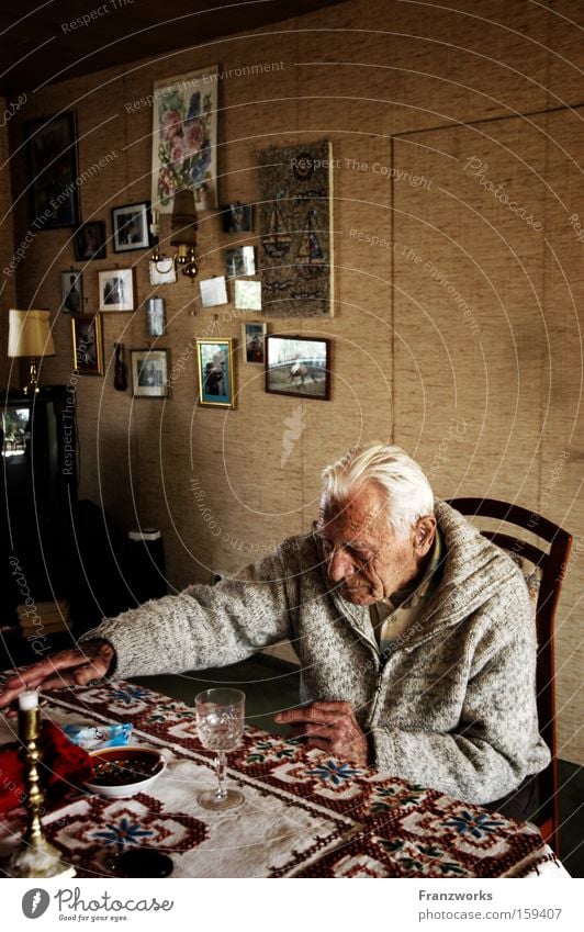 Wohngewohnheiten. alt Senior Ruhestand Großvater Wohnzimmer Einsamkeit Bild Erinnerung Vergangenheit Weisheit Glas Alltagsfotografie Tischwäsche