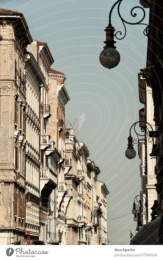 Trieste non è triste. Friaul Hafenstadt Altstadt Haus Gebäude Architektur Fassade ästhetisch historisch Stadt Häuserzeile Allee Straßenbeleuchtung Balkon