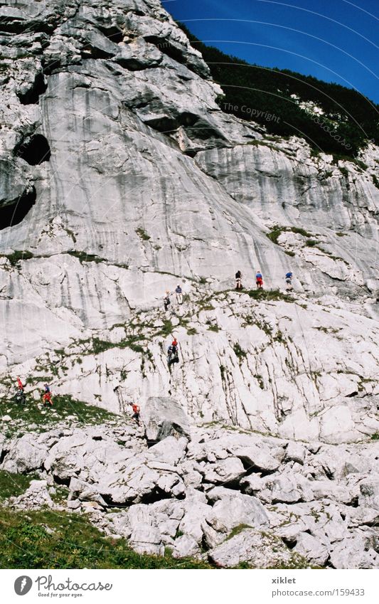 Berg Berge u. Gebirge grün Bergsteigen Felsen Himmel blau Gefahr Deutschland Klettern Mann heizen Sonne Sommer Azubi stark Muskeln laufen