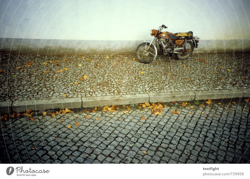 dienstag morgen Wege & Pfade Straße Bürgersteig Motorrad parken geparkt Kopfsteinpflaster alt historisch retro analog Lomografie gefplastert