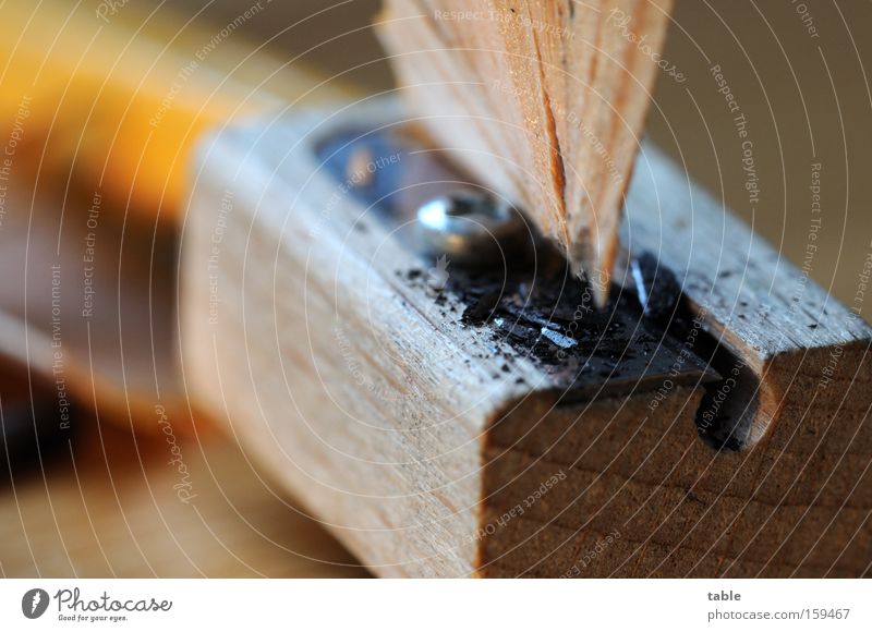 anspitzen Anspitzer Bleistift Schreibgerät Mine Graphit Holz Metall Metallwaren Makroaufnahme schreiben zeichnen gelb schwarz braun Kunst Kunsthandwerk