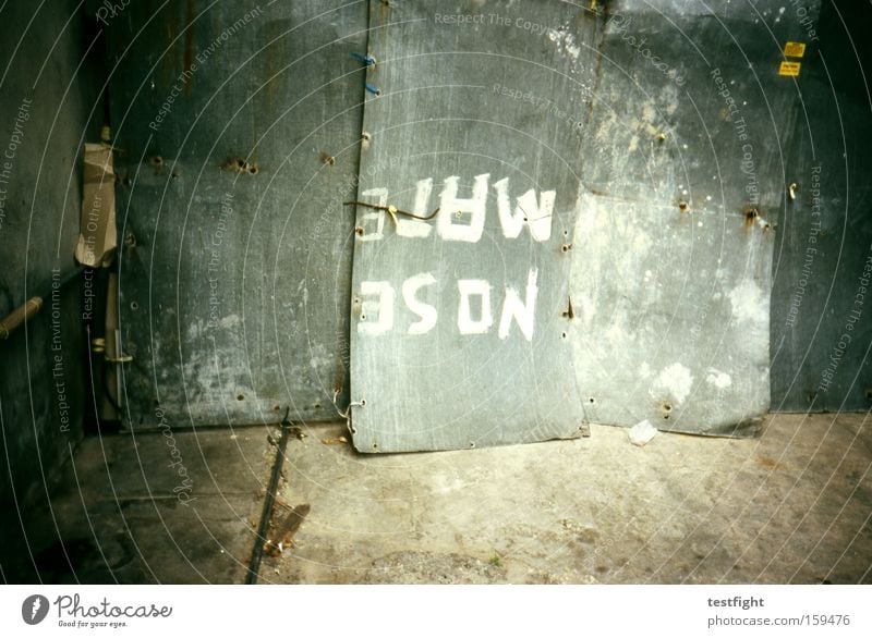 barrikade Schutz Sicherheit Grenze aussperren einschließen Metall Blech verstecken analog Lomografie schutzwall straßenkampf streetfight