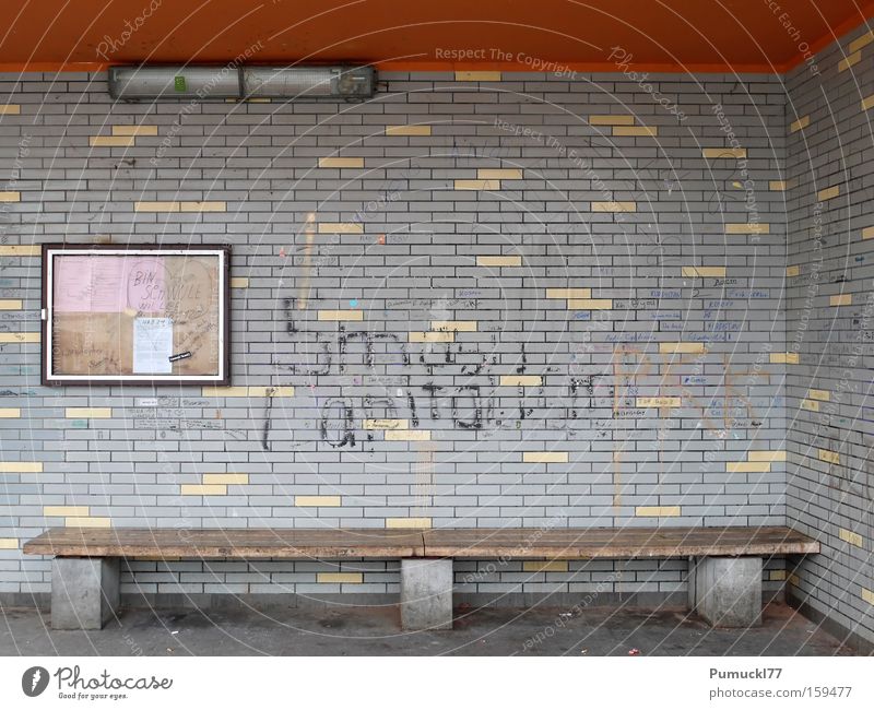 Schöner Warten Wartehäuschen Einsamkeit dreckig leer Fliesen u. Kacheln Leuchtstoffröhre Graffiti orange grau Bushaltestelle Holzbank Architektur Wandmalereien