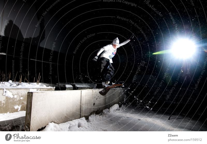 frontside bs | nightsession | sour cream and onion Boardslide Snowboard Stil Nacht Licht Wintersport Freestyle springen Aktion Funsport curb Schnee jibben