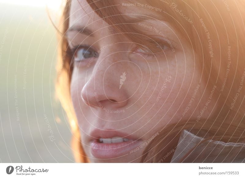 point of view Frau Blick in die Kamera schön Gegenlicht Porträt Sehnsucht Überraschung Gesicht rot Sonne Auge