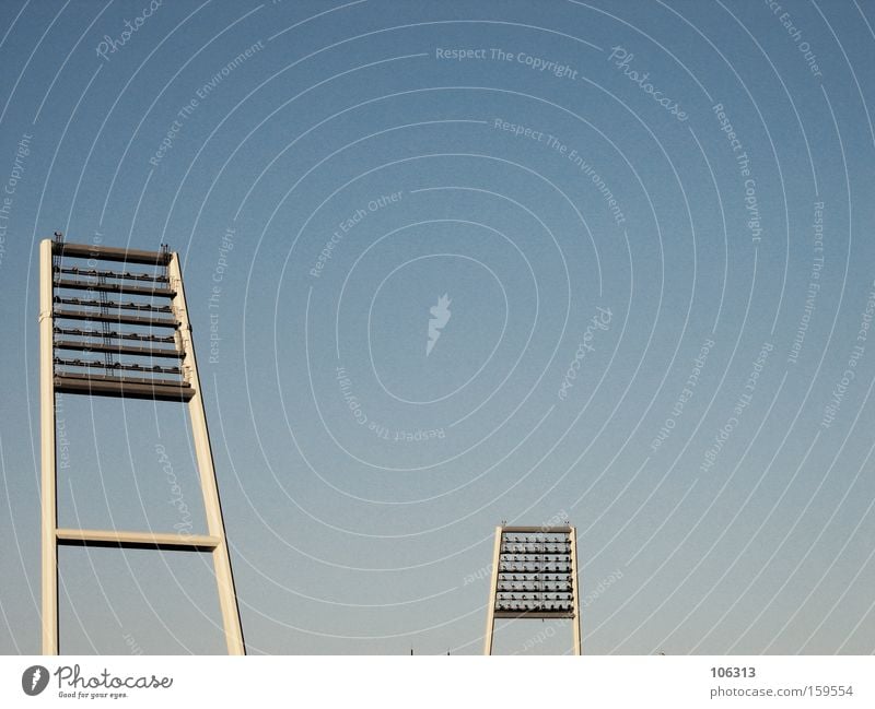 ICH WILL AUF DIE STÖBERN-SEITE IN DIESEM KINDERGARTEN HIER! Flutlicht Licht Himmel blau himmelblau stehen 2 Partner Zusammensein weiß Metall Metallwaren Stadion