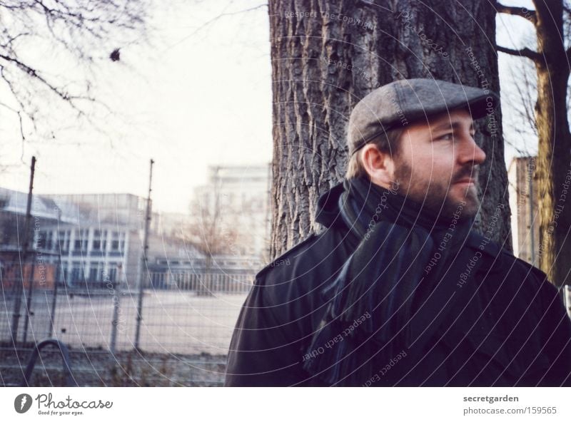 wann kommt der bus? Mann Mensch Winter kalt Jacke Hut Bart stehen Lomografie analog Schal warten Männergesicht Porträt Wegsehen Oberkörper Mütze Vollbart