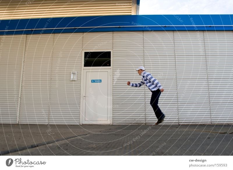 Zum stillen Örtchen Bad Joggen Mensch maskulin Junger Mann Jugendliche Erwachsene 1 18-30 Jahre Gebäude Mauer Wand Fassade Tür rennen laufen kalt Sauberkeit