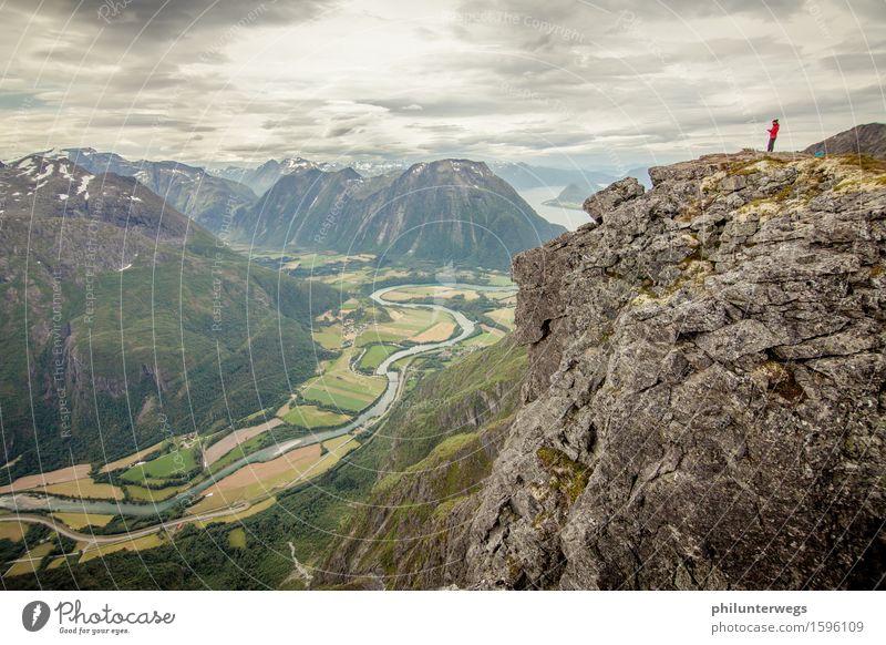 Better view Freizeit & Hobby Sport wandern Umwelt Natur Landschaft Himmel Wolken schlechtes Wetter Hügel Felsen Alpen Berge u. Gebirge Gipfel Schlucht Flussufer