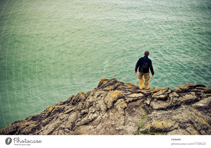 into the sea Meer Mensch Küste Klippe Felsen springen Selbstmord Abschied Ende Mann Grenze Übergang