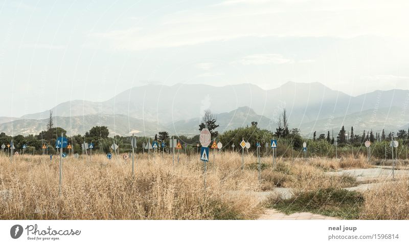 Wenig Verkehr Erwachsenenbildung lernen Fahrschule Fahrlehrer Arbeitslosigkeit Ruhestand Natur Landschaft Pflanze Sträucher Hügel Berge u. Gebirge Kreta Ruine