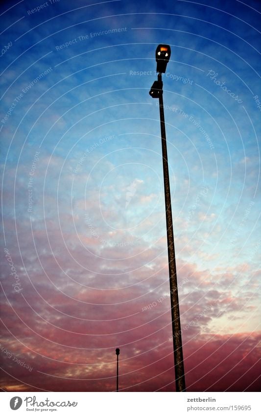 Standardlaterne Laterne Himmel Wolken Dämmerung rosa blau himmelblau Abend Detailaufnahme