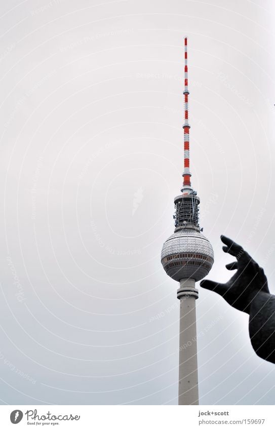 Griff Günstig Sightseeing Hand Berlin-Mitte Hauptstadt Stadtzentrum Sehenswürdigkeit Wahrzeichen Denkmal Berliner Fernsehturm Kugel greifen entwenden Haptik