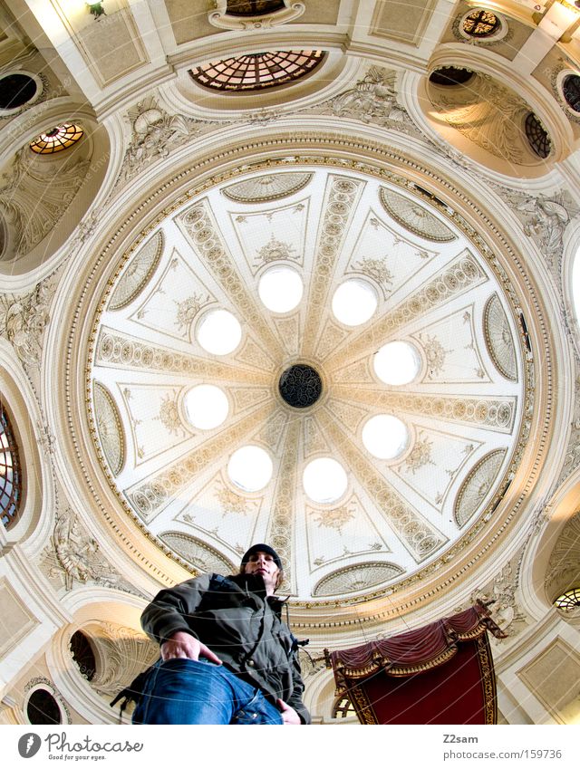 round about rund Kuppeldach Licht Froschperspektive Mann Mensch Blick lässig Mittelpunkt alt Architektur barok Langzeitbelichtung lanzeitbelichtung