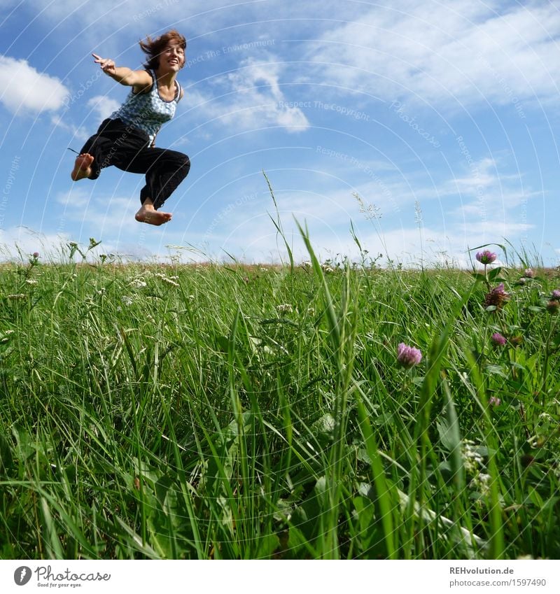 jump Mensch feminin Junge Frau Jugendliche 1 13-18 Jahre 18-30 Jahre Erwachsene Natur Landschaft Himmel Wolken Wiese Bewegung springen frei Fröhlichkeit