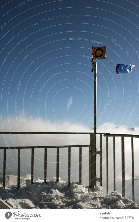 O im Wind o Wetter Himmel Winter Wolken Berge u. Gebirge Barriere Gipfel Aussicht Ferne Sicherheit Ferien & Urlaub & Reisen Plattform Fahne Tornado Windrichtung