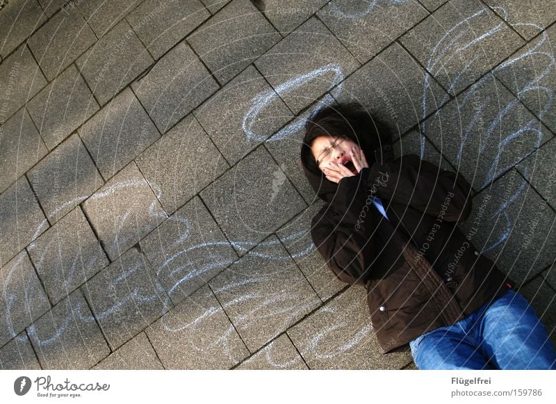 müder Engel Hand Kunst Kultur Wolken Flügel Stein liegen Müdigkeit Heiligenschein gähnen Boden Straßenkreide Schatten Vogelperspektive