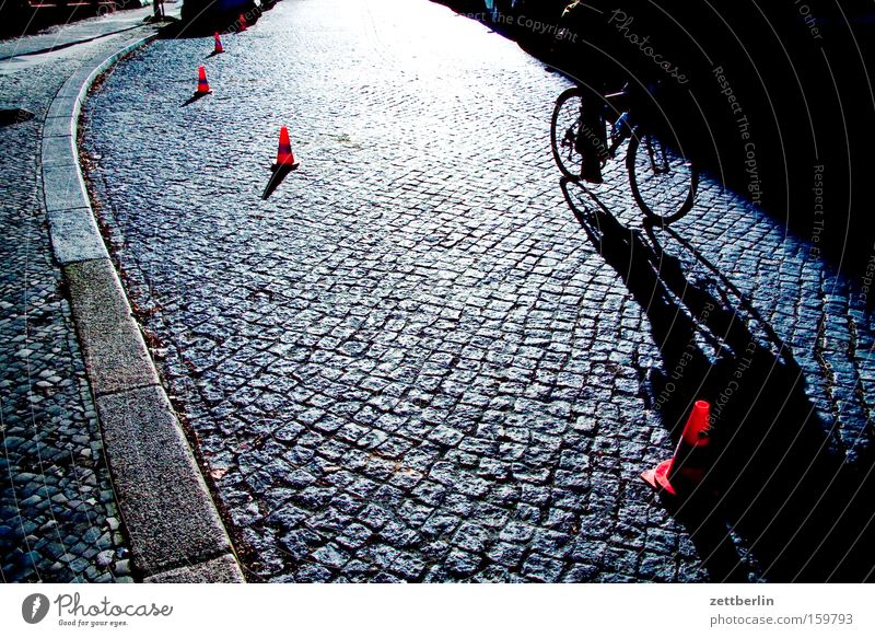 Verkehrsleiteinrichtung Straße Verkehrsleitkegel kegelförmig Kegel Barriere Rotlichtviertel Gegenlicht Sonne Kopfsteinpflaster Katzenkopf Fahrrad Bordsteinkante