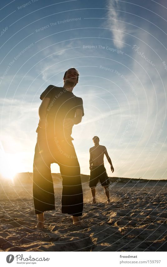 sonniges lächeln Silhouette Sand Strand Sonne Gegenlicht Jugendliche Coolness Wärme Abend Sonnenuntergang Volleyball warten Mann Barfuß lachen Freude Sommer