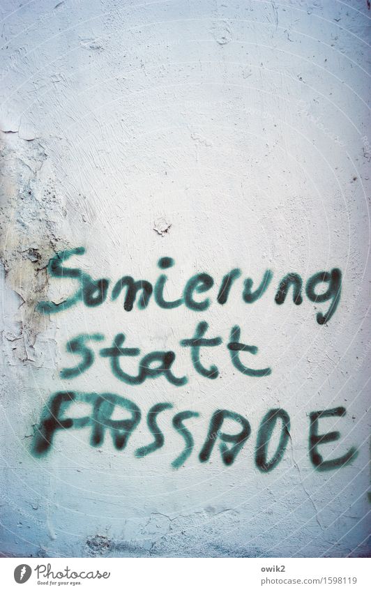 Kampfschrift Mauer Wand Fassade Schriftzeichen Graffiti alt einfach trashig Wut Ärger gereizt Frustration Verbitterung trotzig Aggression Häusliches Leben