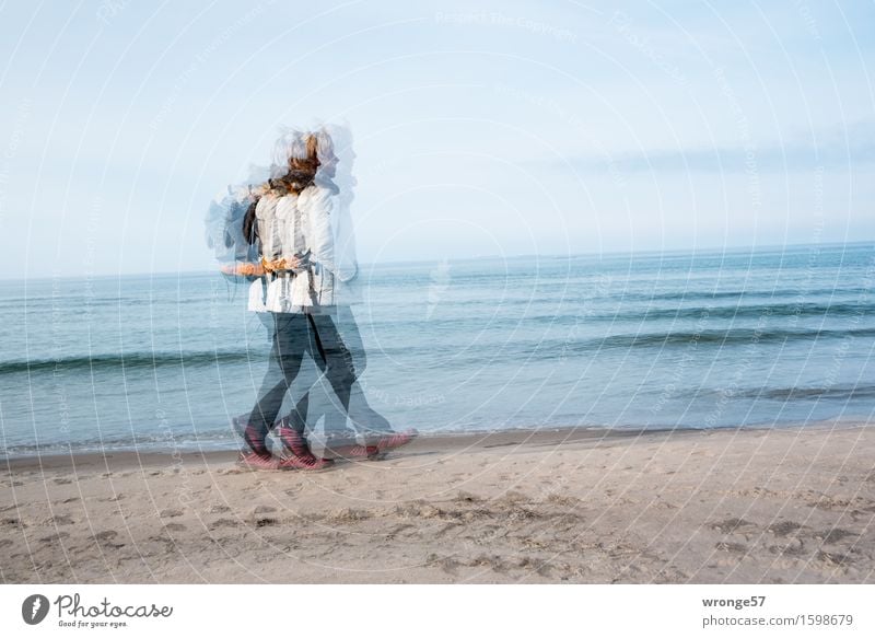 In Eile wandern Ausflug Strand Meer Wellen Mensch feminin Frau Erwachsene Weiblicher Senior 1 45-60 Jahre Himmel Horizont Frühling Sommer Herbst Küste Ostsee