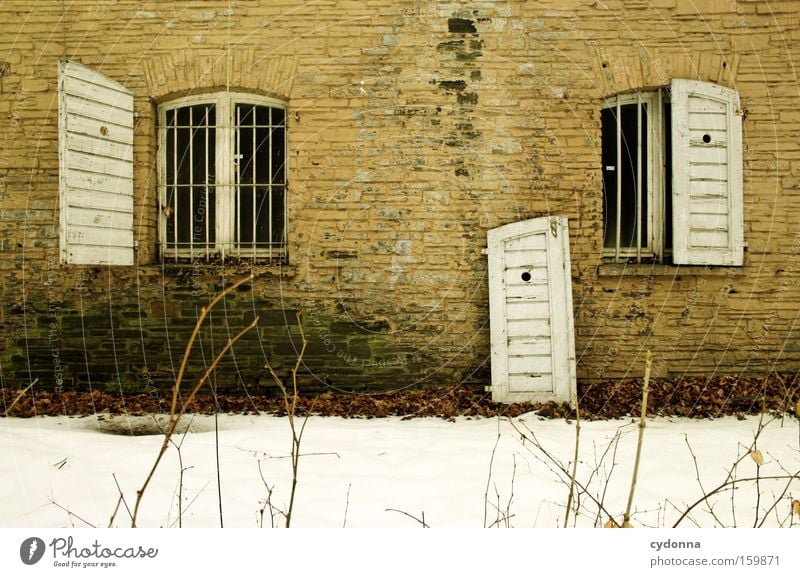 [Weimar09] Bastelbedarf Fenster Fensterladen Mauer Verfall Leerstand Vergänglichkeit Zeit Leben Erinnerung Zerstörung alt Militärgebäude Wand Schnee Winter