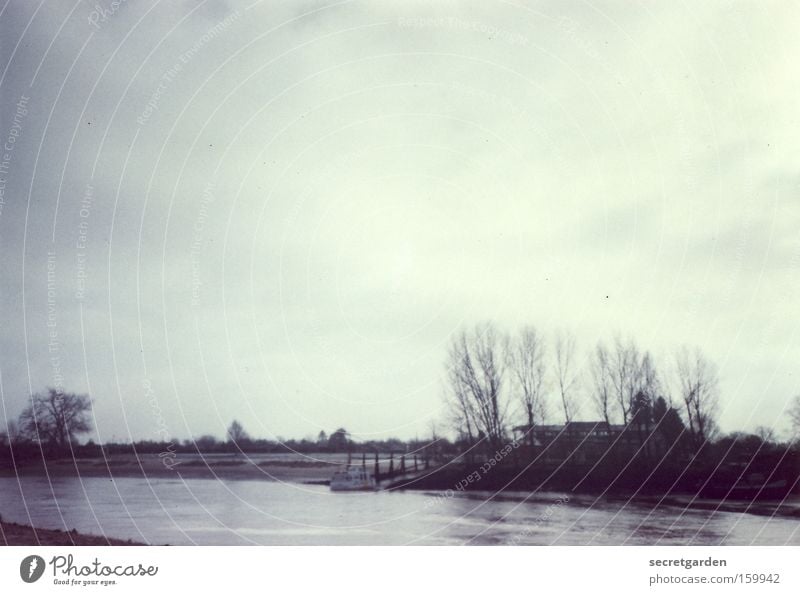 [HB 09.1] weitsichtig. Bremen Aussicht Fluss Wasser Himmel Ferien & Urlaub & Reisen fließen Baum grau trüb Trauer Landschaft Winter karg trist Lomografie Küste