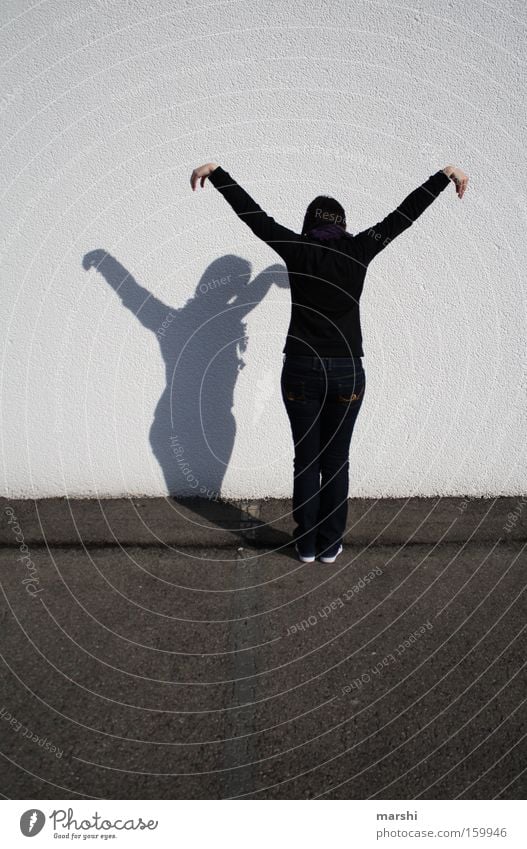 der Kranich Farbfoto Außenaufnahme Ganzkörperaufnahme Rückansicht Stil Freude Freizeit & Hobby Kampfsport Yoga Frau Erwachsene Beine Kunstwerk Straße Bewegung