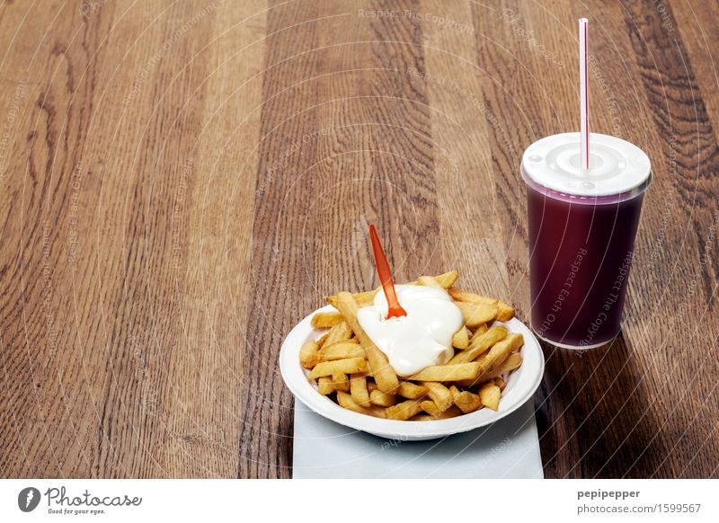 fast food Lebensmittel Fastfood Getränk Becher Holz Essen trinken Imbiss Pommes frites Dinge Speisen & Getränke Ungesunde Ernährung Cola Querformat Mayonnaise