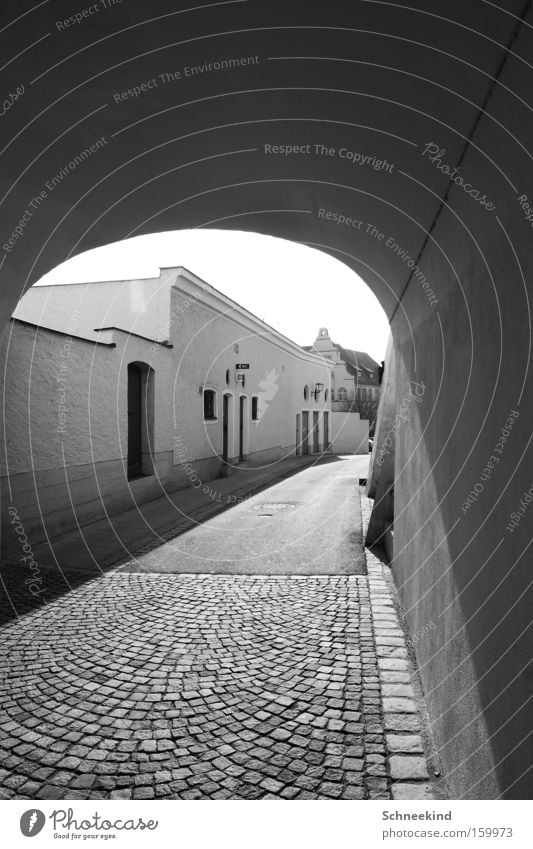 Altstadt Stadt Wohnung Straße Toilette Kopfsteinpflaster Wand Licht Schatten Schwarzweißfoto Wege & Pfade Sonne Gebäude Tunnel Tor Verkehrswege historisch