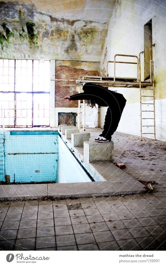 FLACHKÖPPER MACHT LAUNE Schwimmhalle alt Schwimmbad leer trist Körperhaltung Sportler sportlich Mensch Mann maskulin Rastalocken verfallen Bad Wasser