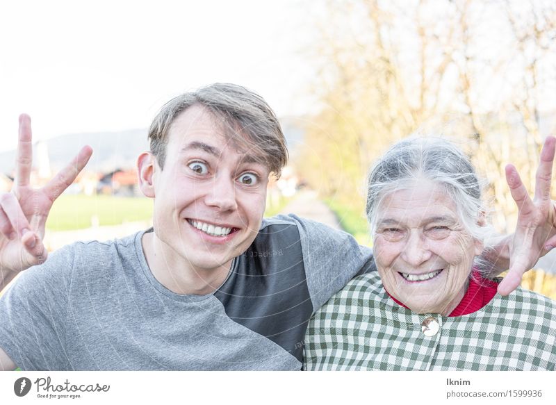 glückliche Seniorin mit Enkel Freude Glück Mensch Junger Mann Jugendliche Weiblicher Senior Frau Großeltern Großmutter Familie & Verwandtschaft Leben 2