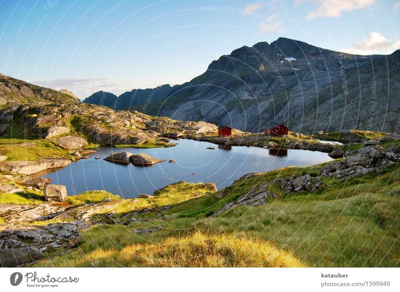 munkebu Tourismus Abenteuer Sommer Berge u. Gebirge wandern Landschaft Schönes Wetter Felsen Gipfel See entdecken Erholung Lofoten Hütte schlafen Gebirgssee