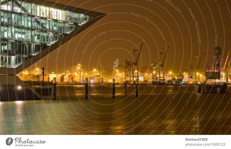 Tradition und Moderne im Hamburger Hafen Hafenstadt Hochhaus Gebäude Architektur Fenster Dach Sehenswürdigkeit Schifffahrt ästhetisch Symmetrie Tourismus