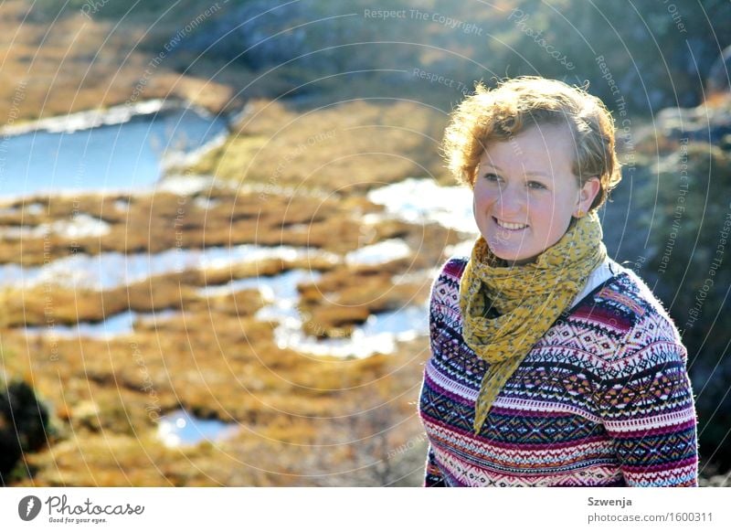 Im Schein Glück Tourismus Ausflug Sommer Berge u. Gebirge wandern Mensch feminin Junge Frau Jugendliche Erwachsene 1 18-30 Jahre Umwelt Natur Landschaft Herbst