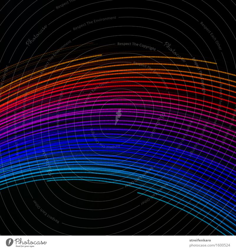 Lichtspuren in Regenbogenfarben Nachtleben Entertainment Jahrmarkt Technik & Technologie Spuren Bewegung glänzend leuchten hell blau mehrfarbig gelb violett rot