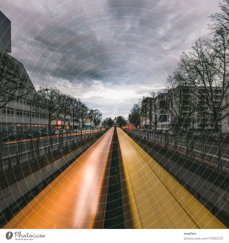 1000 mal hin und her Hauptstadt Stadtzentrum Haus Hochhaus Bahnhof Tunnel Mauer Wand Verkehrsmittel Öffentlicher Personennahverkehr Bahnfahren Straße PKW