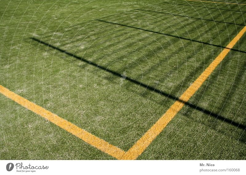 kunstrasen Kunstrasen Sand grün gelb Schatten Zaun Linie Sportplatz Ballsport Spielen Freizeit & Hobby Rasen Zeichen Ecke v Bodenbelag spielfläche