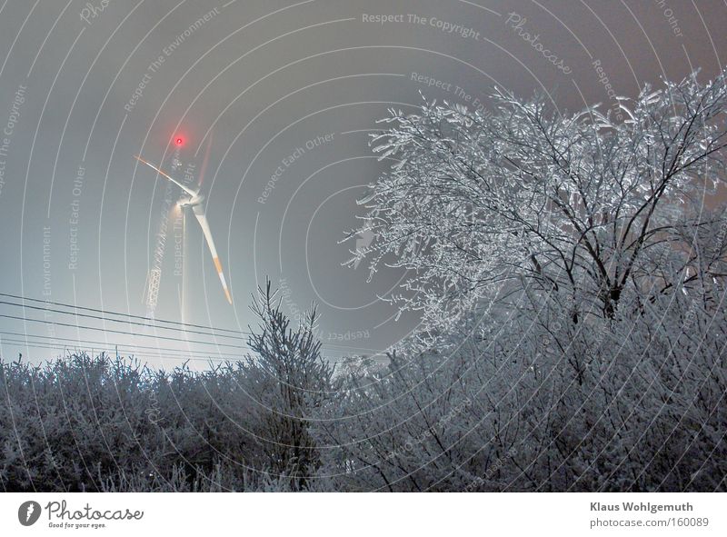 Windradmontage bei Nacht und strengem Frost. Ein Kran im Hintergrund und Rauhreif auf Baum und Strauch Winter Schnee Lampe Arbeit & Erwerbstätigkeit Baustelle