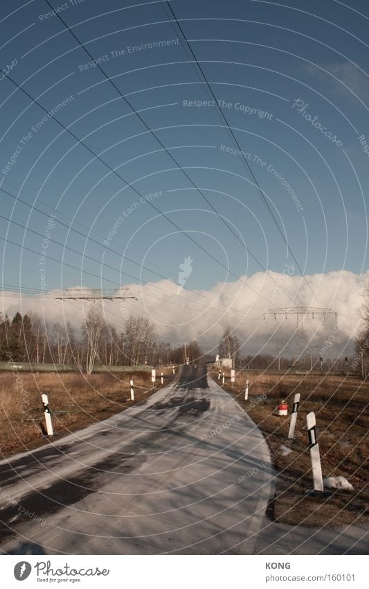 gegen die wand Straße Horizont Hochspannungsleitung Leitung Wolken Wand vorwärts Verkehr Pfosten kalt Provinz ländlich Richtung Einsamkeit Verkehrswege Winter