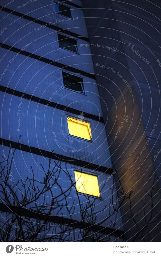 Das zweite Licht im Block Haus Hochhaus Gebäude Architektur alt Armut einfach Höhenangst gefährlich Plattenbau Armutsgrenze Fenster Farbfoto Gedeckte Farben