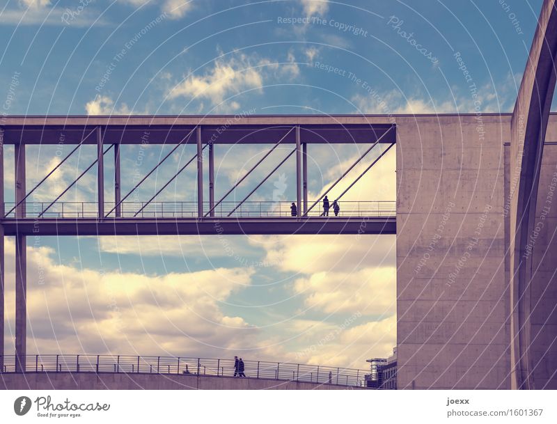 Zweibrücken Mensch Berlin Hauptstadt Brücke Architektur Mauer Wand gehen Blick ästhetisch groß hoch blau grau weiß Politik & Staat Stadt