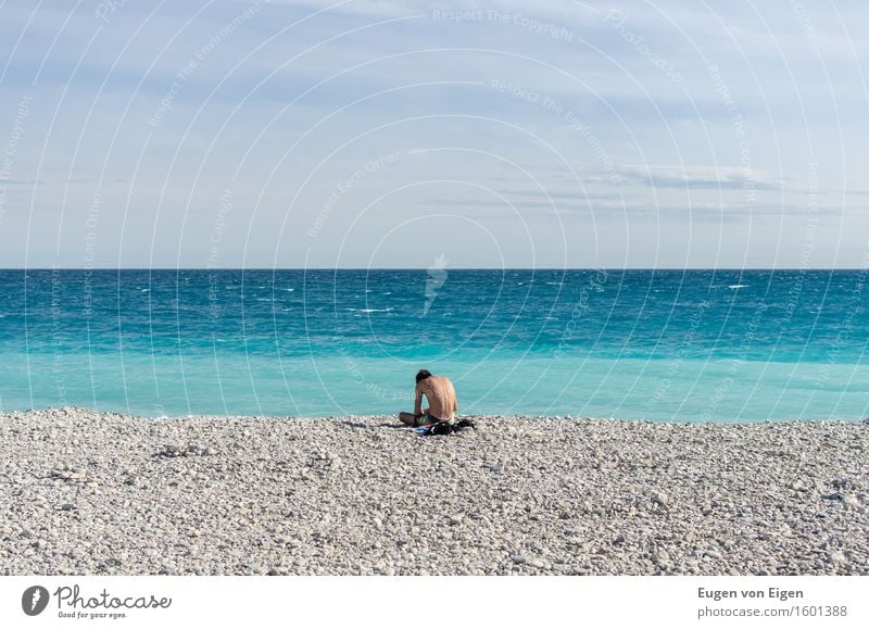 Sitzender Junge an der Côte d’Azur Erholung ruhig Meditation Sonne Strand Meer Wellen maskulin Junger Mann Jugendliche 1 Mensch 18-30 Jahre Erwachsene Sommer