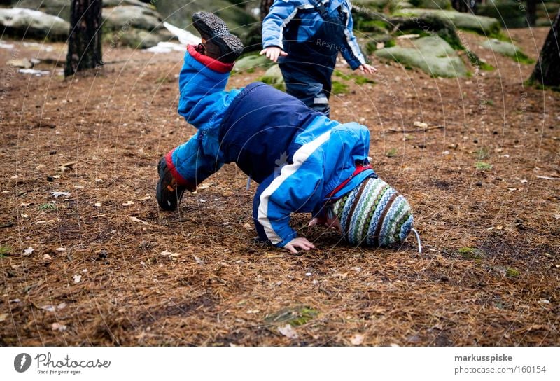 Rock ’n’ Roll Kids Kind Freude toben fallen 2 Kleinkind Natur Spielen Kindergarten fun Tanzen Bodenbelag